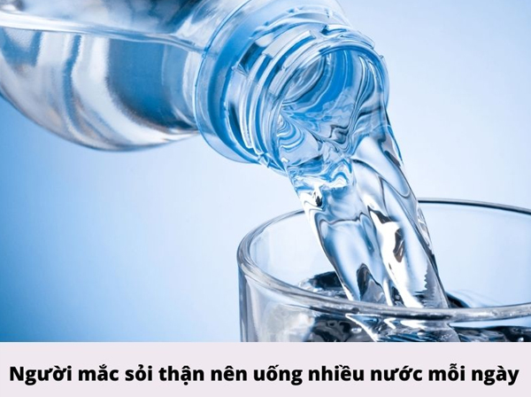 Người bị sỏi thận nên uống từ 2 - 3 lít nước mỗi ngày